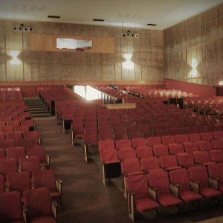 צומב Backstage Theatre Room מראה חיצוני תמונה