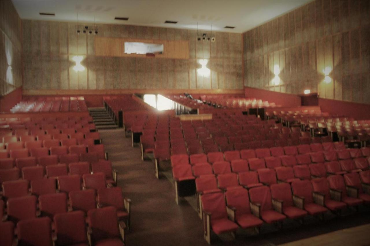 צומב Backstage Theatre Room מראה חיצוני תמונה